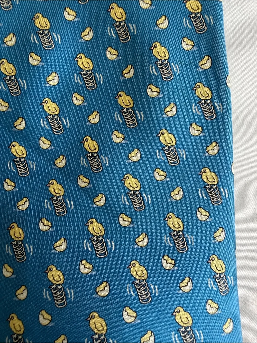 Vineyard Vines 100% Silk Spring Chicken Egg Blue Yellow Pattern Tie